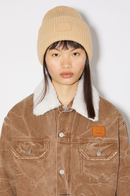 Acne Studios Lisätarvikkeet keksi beige 0VF2B748 iso kasvopipo logolla