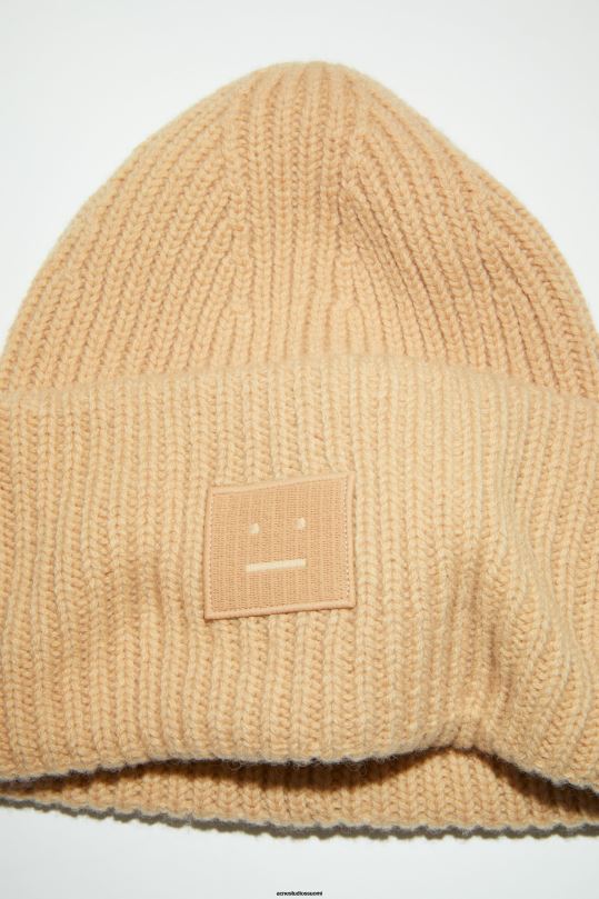 Acne Studios Lisätarvikkeet keksi beige 0VF2B748 iso kasvopipo logolla