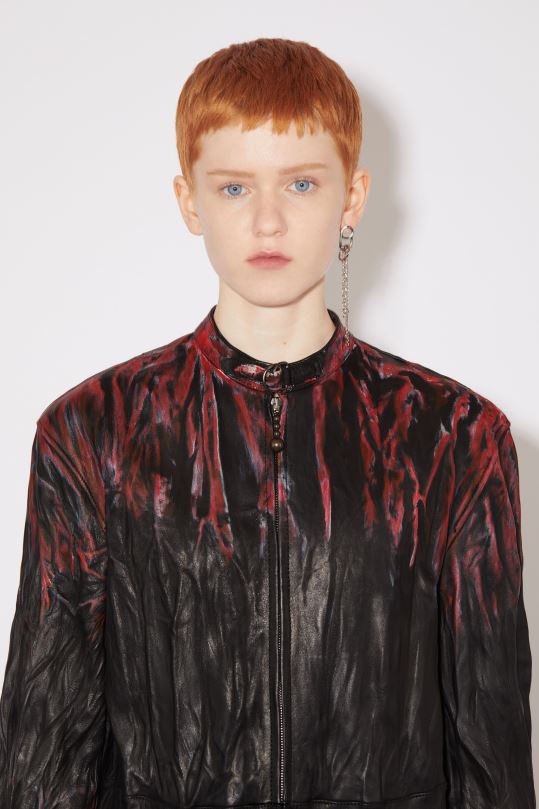Acne Studios vaatteet musta punainen 0VF2B329 rypytetty nahka jumpsuit kiitotien show